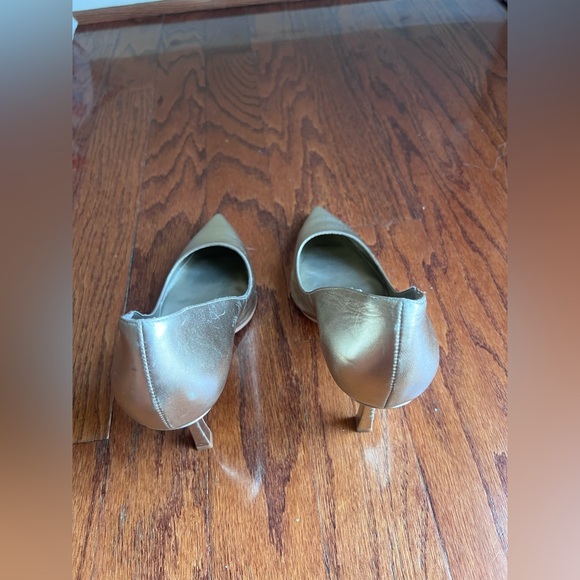 Brand New Vince Camuto Metallic Silver Pointed-Toe Pumps - Picture 3 of 6